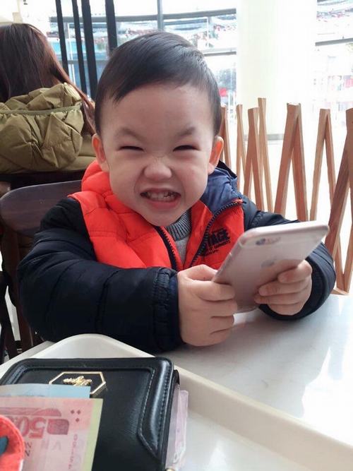 Bé trai 3 tuổi nói tiếng Anh sõi hơn tiếng Việt - 1