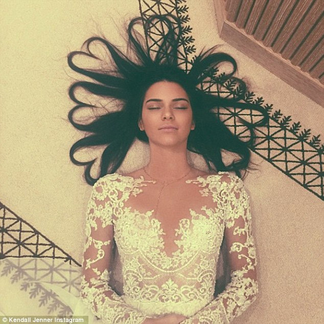 Fan &#34;sốc&#34; vì Kendall Jenner xóa Instagram bạc tỷ của mình - 1