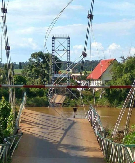 Sập cầu treo ở Đồng Nai, nhiều người rơi xuống sông - 1