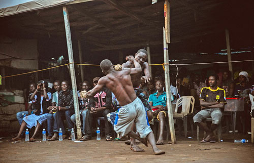 "Võ bùa" châu Phi: Môn đấu nguy hiểm chẳng kém UFC - 1