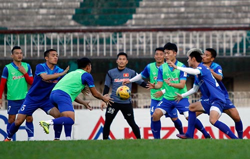 ĐT Việt Nam tập trên sân đầy chim hót véo von ở Myanmar - 8