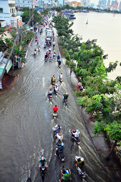 Đường sóng sánh nước, người Sài Gòn bì bõm lội về nhà - 1
