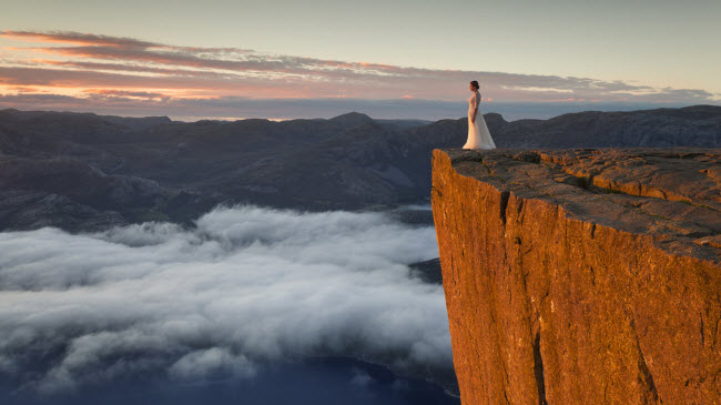 Nhiếp ảnh gia Karol Nienartowicz và vợ đã di chuyển 10.000 km trong 45 ngày để chụp ảnh cưới tại những địa điểm có phong cảnh đẹp như mơ ở Na Uy và Thụy Điển.