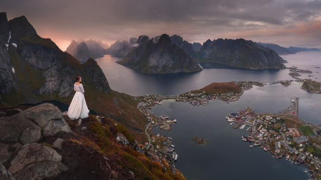 Cặp đôi mới cưới đã đặt chân tới những địa điểm hẻo lánh và có phong cảnh tuyệt đẹp ở Na Uy và Thụy Điển.