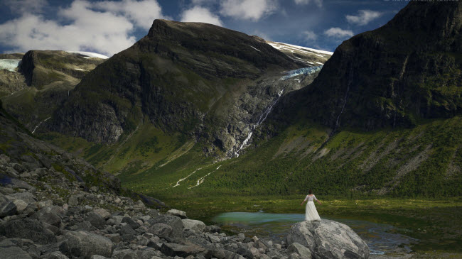 Cô dâu trở nên nhỏ bé khi đứng trước dãy núi Tolkien-esque hùng vĩ ở Na Uy.