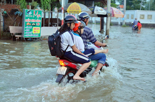 Triều cường đạt đỉnh, học sinh xắn quần, xách giày đến trường - 9