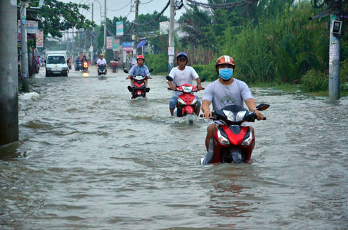 Triều cường đạt đỉnh, học sinh xắn quần, xách giày đến trường - 7