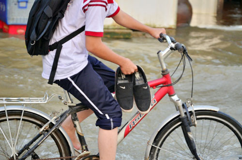 Triều cường đạt đỉnh, học sinh xắn quần, xách giày đến trường - 11