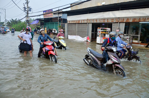 Triều cường đạt đỉnh, học sinh xắn quần, xách giày đến trường - 13