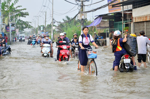 Triều cường đạt đỉnh, học sinh xắn quần, xách giày đến trường - 14