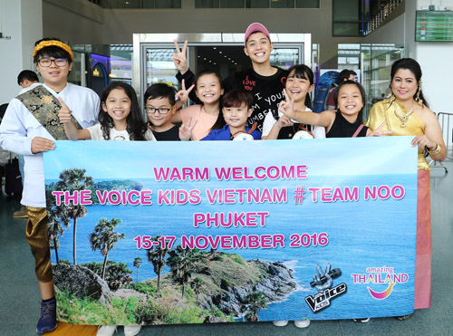 Noo Phước Thịnh đưa mẹ du ngoạn xứ chùa vàng - 4