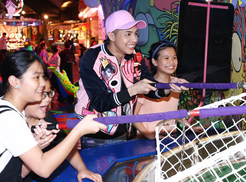 Noo Phước Thịnh đưa mẹ du ngoạn xứ chùa vàng - 5