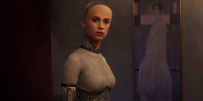 Nữ diễn viên Alicia Vikander trong Ex-Machina (Người máy trỗi dậy) cũng hóa thân thành một robot.