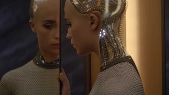 Phục trang đội trên đầu của Alicia Vikander vừa tạo cảm giác lấp lánh vừa mang lại ảo giác như một bộ não bí ẩn của robot.