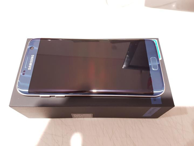 Ngoại trừ màu xanh mới khá đẹp và lịch lãm thì máy vẫn giữ nguyên thông số kỹ thuật và giá so với phiên bản tiêu chuẩn. Mức giá của Galaxy S7 Edge tại Việt Nam hiện nay là 18,5 triệu đồng.