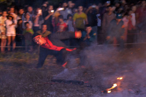 Thanh niên, già làng tung tăng chân trần lao vào lửa đỏ - 4