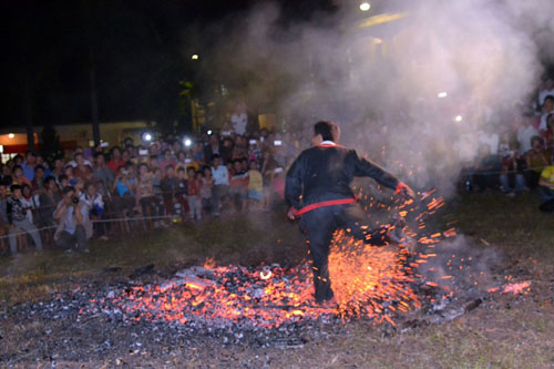 Thanh niên, già làng tung tăng chân trần lao vào lửa đỏ - 7