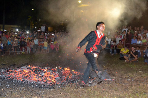 Thanh niên, già làng tung tăng chân trần lao vào lửa đỏ - 8