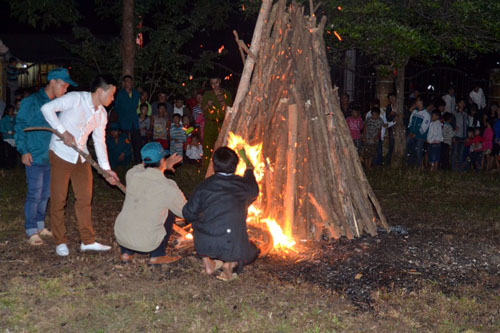 Thanh niên, già làng tung tăng chân trần lao vào lửa đỏ - 2