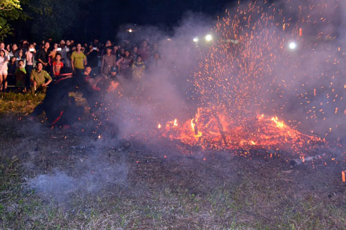 Thanh niên, già làng tung tăng chân trần lao vào lửa đỏ - 5