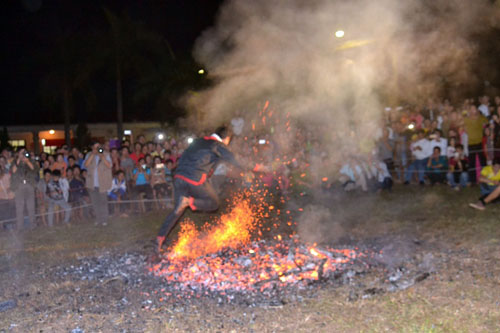 Thanh niên, già làng tung tăng chân trần lao vào lửa đỏ - 6