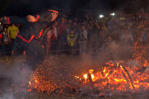 Thanh niên, già làng tung tăng chân trần lao vào lửa đỏ - 3