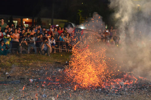Thanh niên, già làng tung tăng chân trần lao vào lửa đỏ - 9