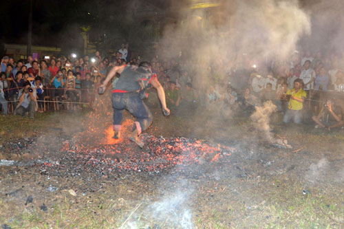 Thanh niên, già làng tung tăng chân trần lao vào lửa đỏ - 10
