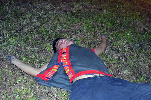 Thanh niên, già làng tung tăng chân trần lao vào lửa đỏ - 13