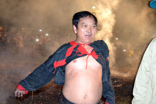 Thanh niên, già làng tung tăng chân trần lao vào lửa đỏ - 11