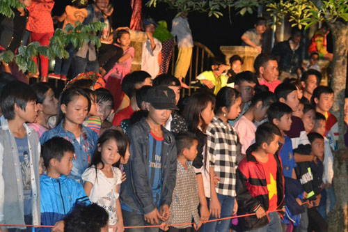 Thanh niên, già làng tung tăng chân trần lao vào lửa đỏ - 15