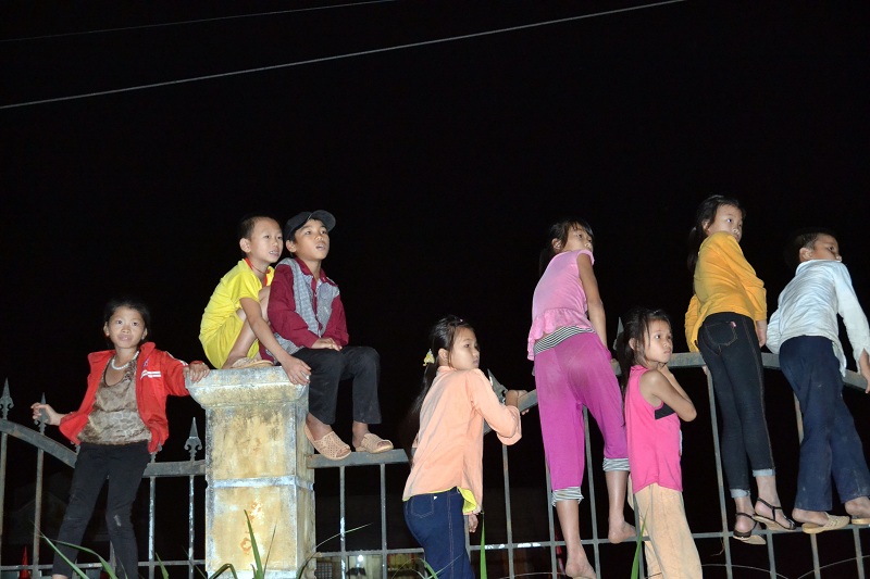 Thanh niên, già làng tung tăng chân trần lao vào lửa đỏ - 16