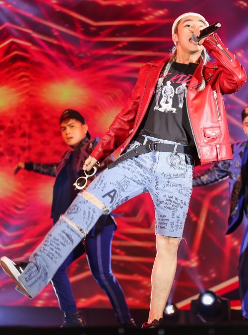 Sao Việt và phục trang "không giống ai" trên sân khấu - 11