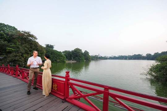 Hoàng tử Anh dạo phố cổ, ngồi cà phê vỉa hè Hà Nội - 10