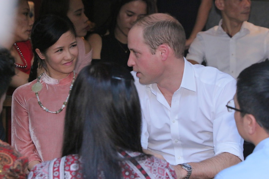 Hoàng tử Anh dạo phố cổ, ngồi cà phê vỉa hè Hà Nội - 3