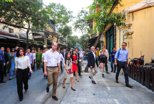 Hoàng tử Anh dạo phố cổ, ngồi cà phê vỉa hè Hà Nội - 4