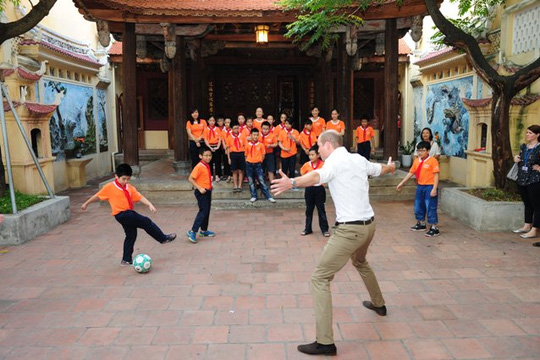 Hoàng tử Anh dạo phố cổ, ngồi cà phê vỉa hè Hà Nội - 6