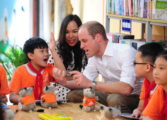 Hoàng tử Anh dạo phố cổ, ngồi cà phê vỉa hè Hà Nội - 8