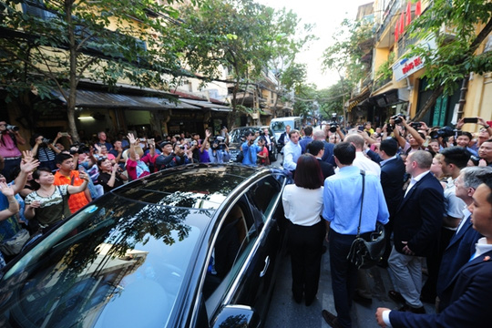 Hoàng tử Anh dạo phố cổ, ngồi cà phê vỉa hè Hà Nội - 9