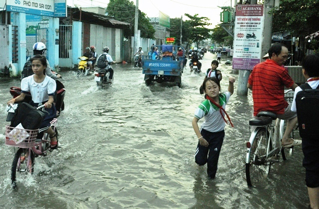 Ngày thứ 2 người SG vật lộn với triều cường đạt đỉnh - 2