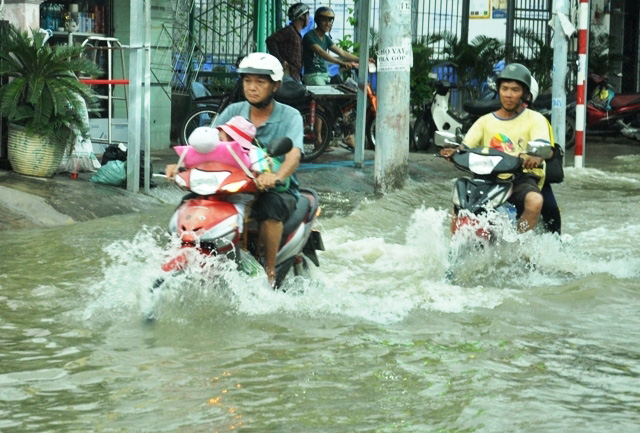 Ngày thứ 2 người SG vật lộn với triều cường đạt đỉnh - 3