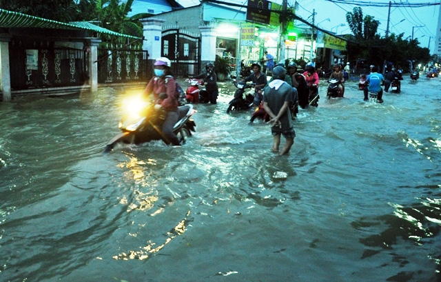 Ngày thứ 2 người SG vật lộn với triều cường đạt đỉnh - 11