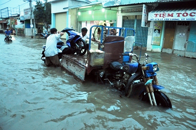 Ngày thứ 2 người SG vật lộn với triều cường đạt đỉnh - 10