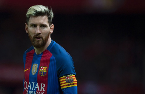 Messi lương gấp đôi "tỷ phú" Ronaldo: Barca lo sụp đổ - 1