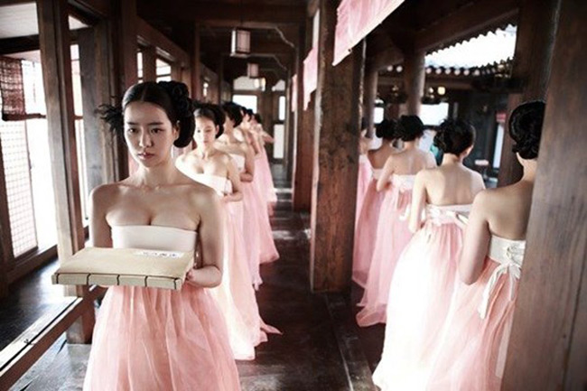 Bộ phim đáng chú ý của Lim Ji Yeon là The Treacherous ra mắt vào năm 2015 với đề tài về một hôn quân độc ác.