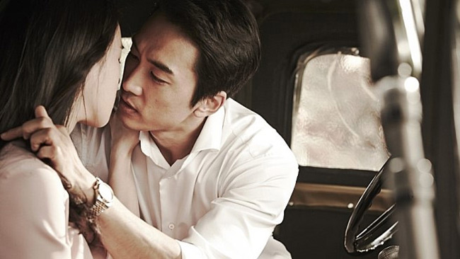 Trong phim, Lim Ji Yeon vào vai cô gái mà nhân vật của Song Seung Hun sẵn sàng hy sinh cả hôn nhân lẫn sự nghiệp để ở bên.