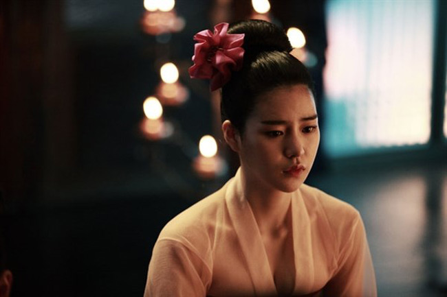 Trong phim, Lim Ji Yeon phải đóng khá nhiều cảnh nhạy cảm, hở hang.