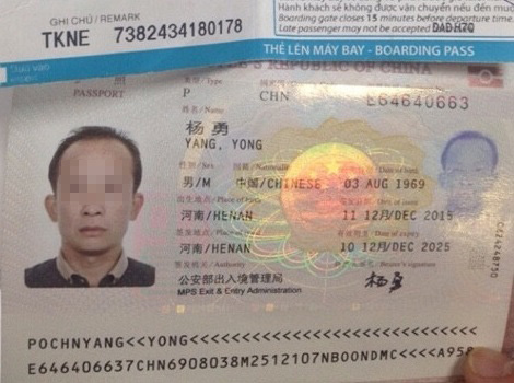 Hành khách Trung Quốc lục lọi túi xách trên máy bay - 1