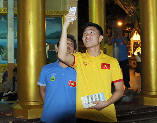Hữu Thắng, Công Vinh, Công Phượng...đi chùa Vàng cầu may ở AFF Cup - 1