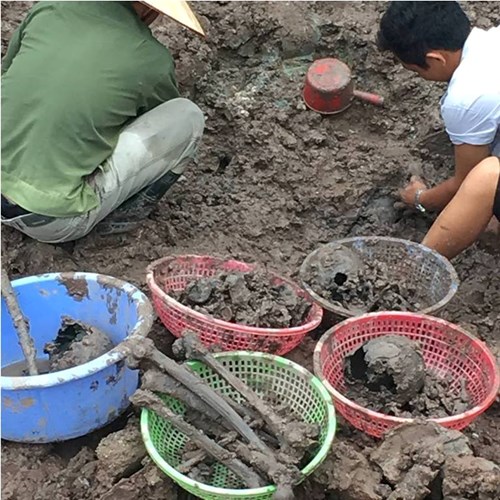 Dân phản đối tập kết hài cốt gần nhà máy nước - 1